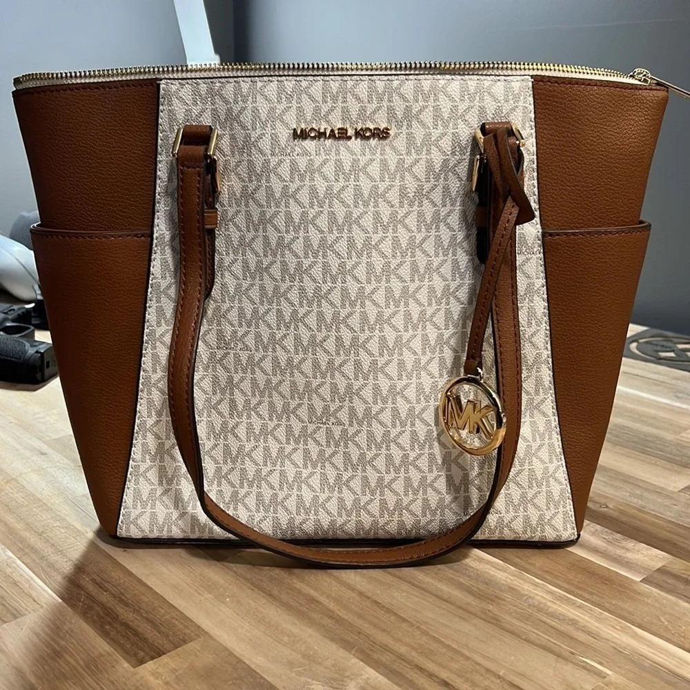 [Michael Kors] Charlotte Large Logo And Leather Top-Zip Tote Bag - Picture 2 of 7